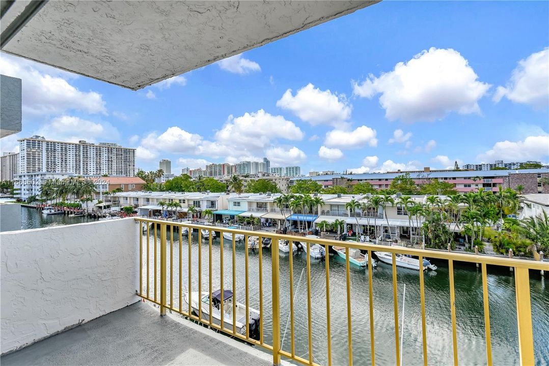 For Sale: $232,000 (1 beds, 1 baths, 826 Square Feet)