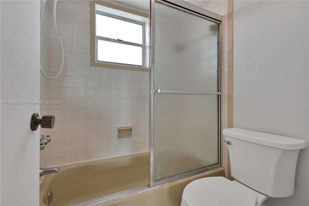 For Sale: $232,000 (1 beds, 1 baths, 826 Square Feet)