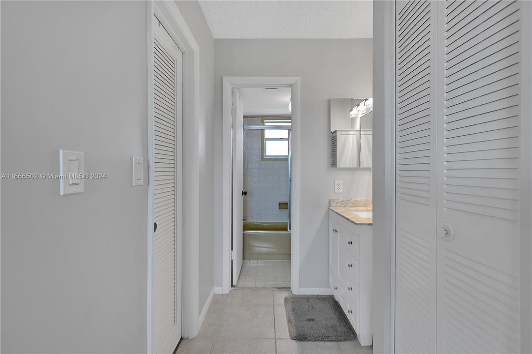 For Sale: $232,000 (1 beds, 1 baths, 826 Square Feet)