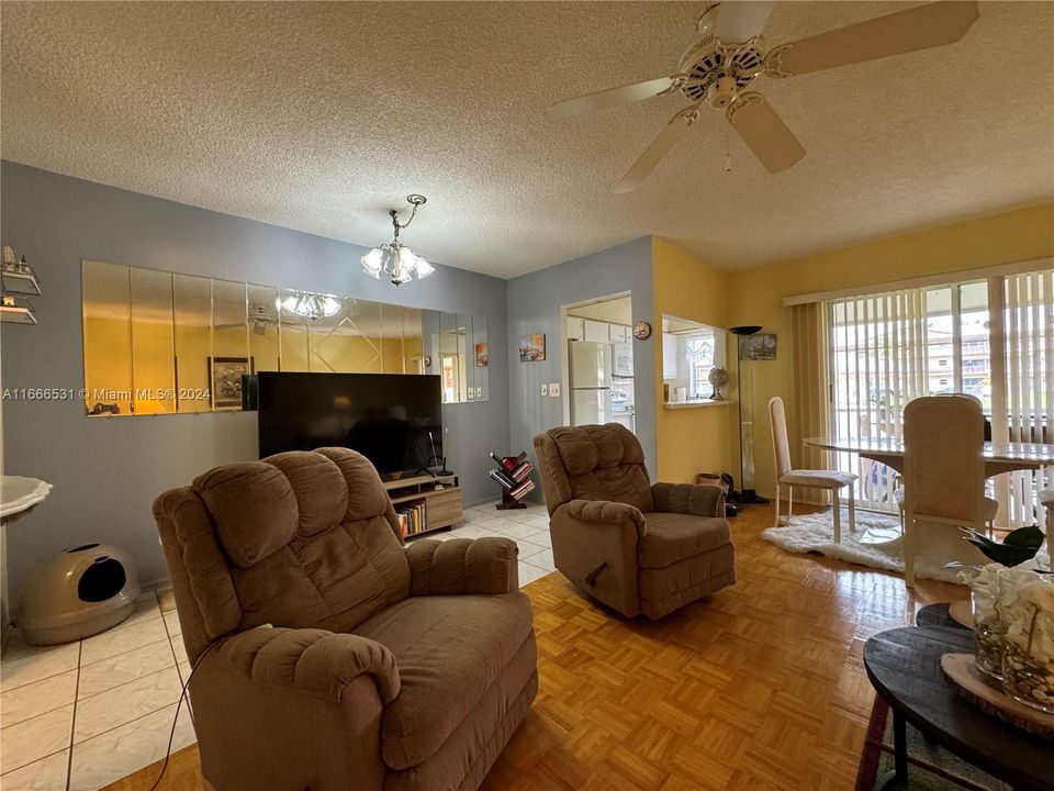 For Sale: $104,000 (1 beds, 1 baths, 720 Square Feet)