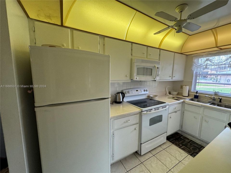 For Sale: $104,000 (1 beds, 1 baths, 720 Square Feet)