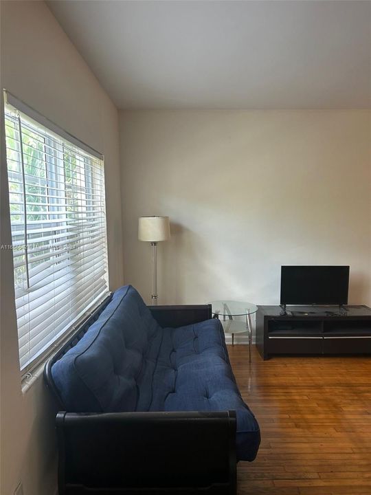 For Rent: $2,850 (2 beds, 1 baths, 1211 Square Feet)