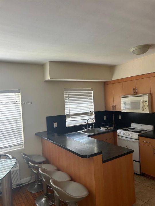 For Rent: $2,850 (2 beds, 1 baths, 1211 Square Feet)