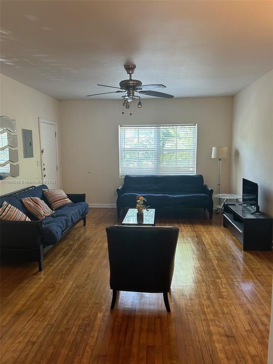 For Rent: $2,850 (2 beds, 1 baths, 1211 Square Feet)