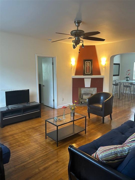 For Rent: $2,850 (2 beds, 1 baths, 1211 Square Feet)