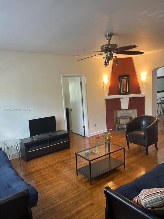 For Rent: $2,850 (2 beds, 1 baths, 1211 Square Feet)