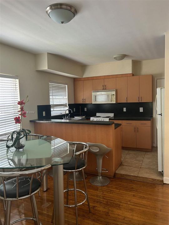 For Rent: $2,850 (2 beds, 1 baths, 1211 Square Feet)