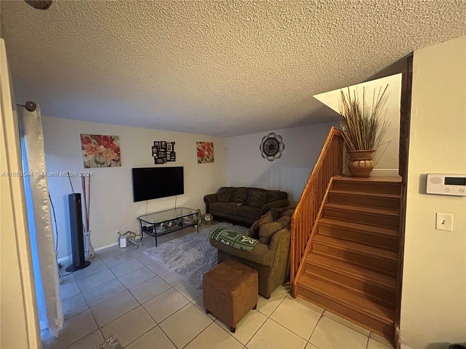 For Sale: $350,000 (2 beds, 1 baths, 1046 Square Feet)