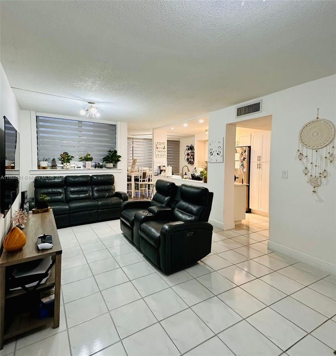 For Sale: $320,000 (2 beds, 2 baths, 946 Square Feet)