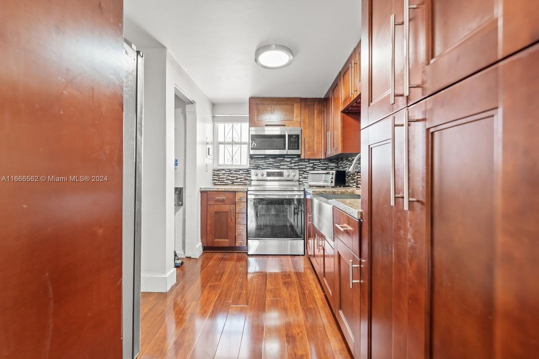 For Sale: $250,000 (2 beds, 1 baths, 998 Square Feet)