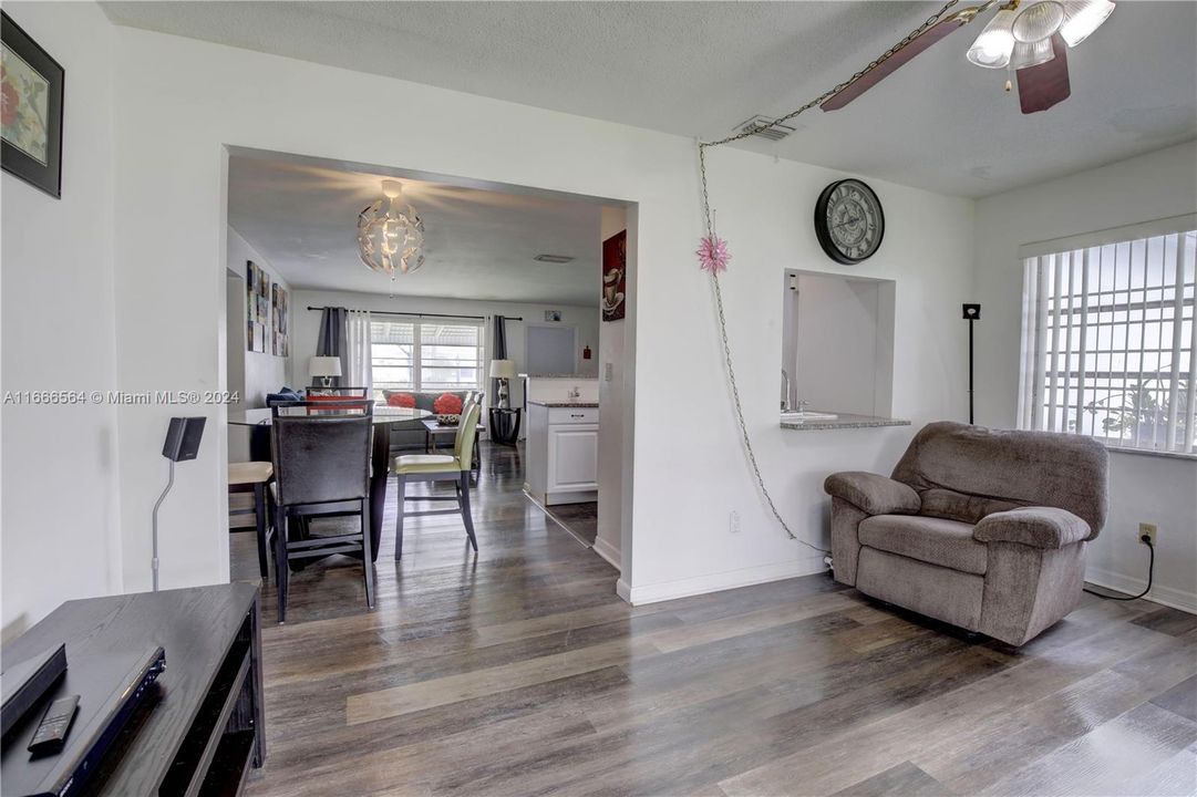 For Sale: $275,000 (2 beds, 1 baths, 1050 Square Feet)