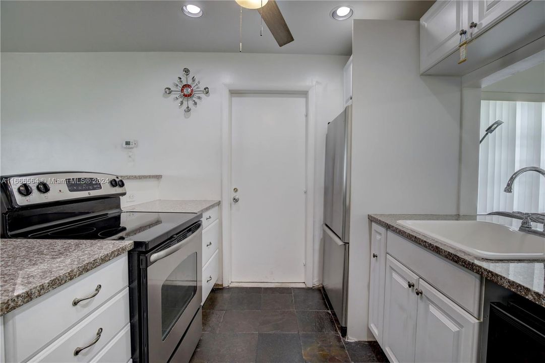 For Sale: $275,000 (2 beds, 1 baths, 1050 Square Feet)