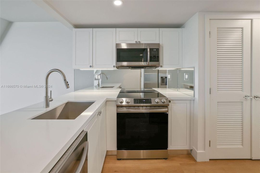 For Rent: $3,587 (1 beds, 1 baths, 1036 Square Feet)