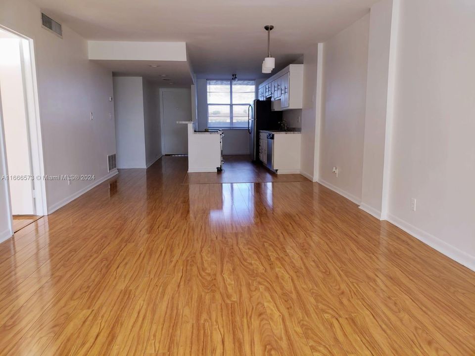 For Sale: $295,000 (2 beds, 2 baths, 1015 Square Feet)