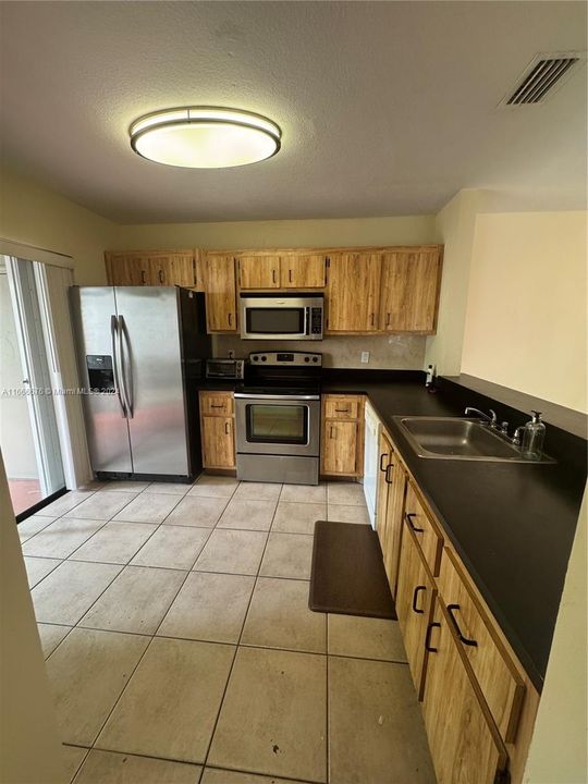 For Rent: $2,700 (2 beds, 1 baths, 1050 Square Feet)