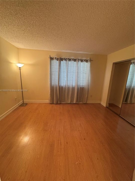 For Rent: $2,700 (2 beds, 1 baths, 1050 Square Feet)