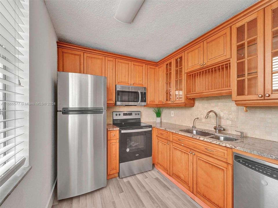 For Sale: $235,000 (2 beds, 2 baths, 980 Square Feet)