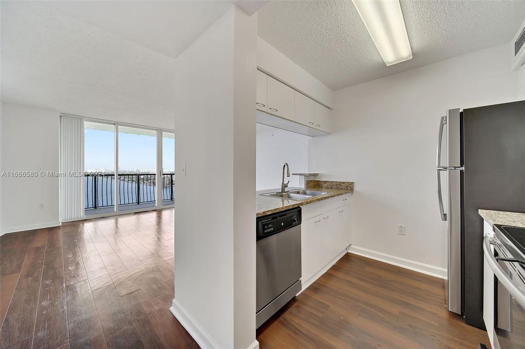 For Rent: $2,867 (1 beds, 1 baths, 827 Square Feet)