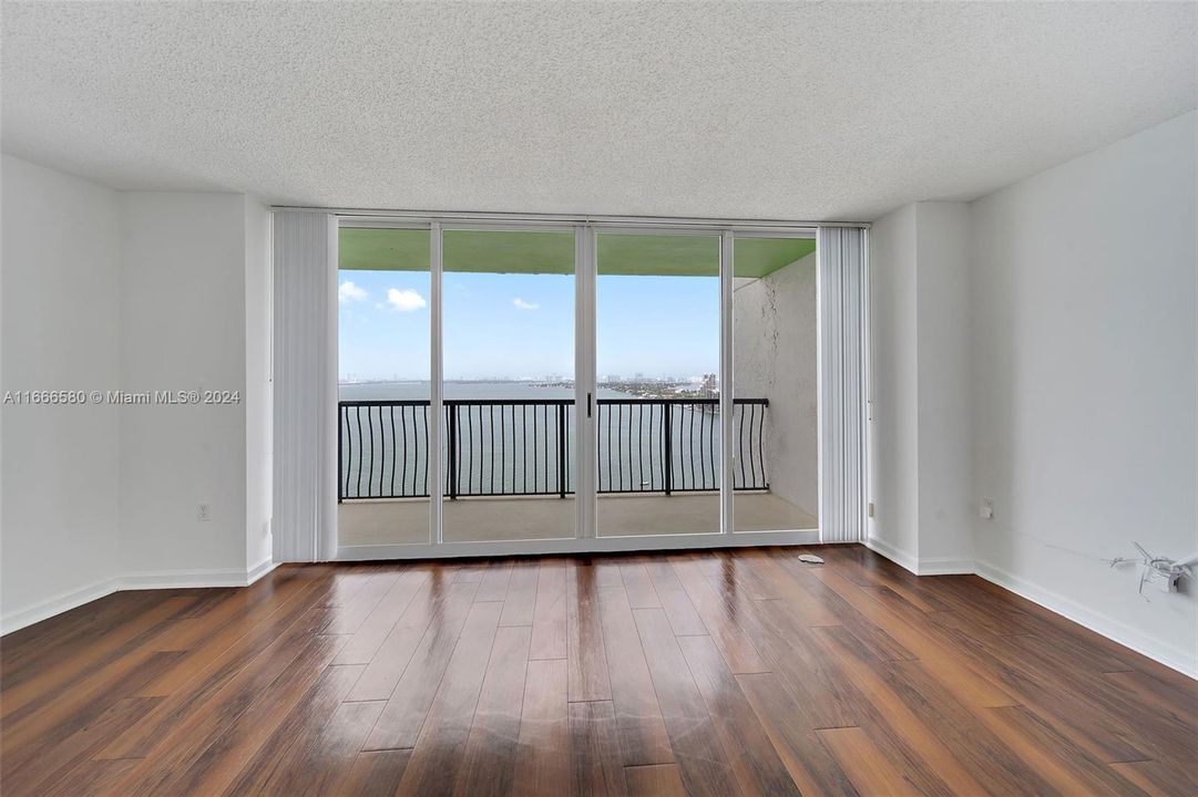 For Rent: $2,867 (1 beds, 1 baths, 827 Square Feet)