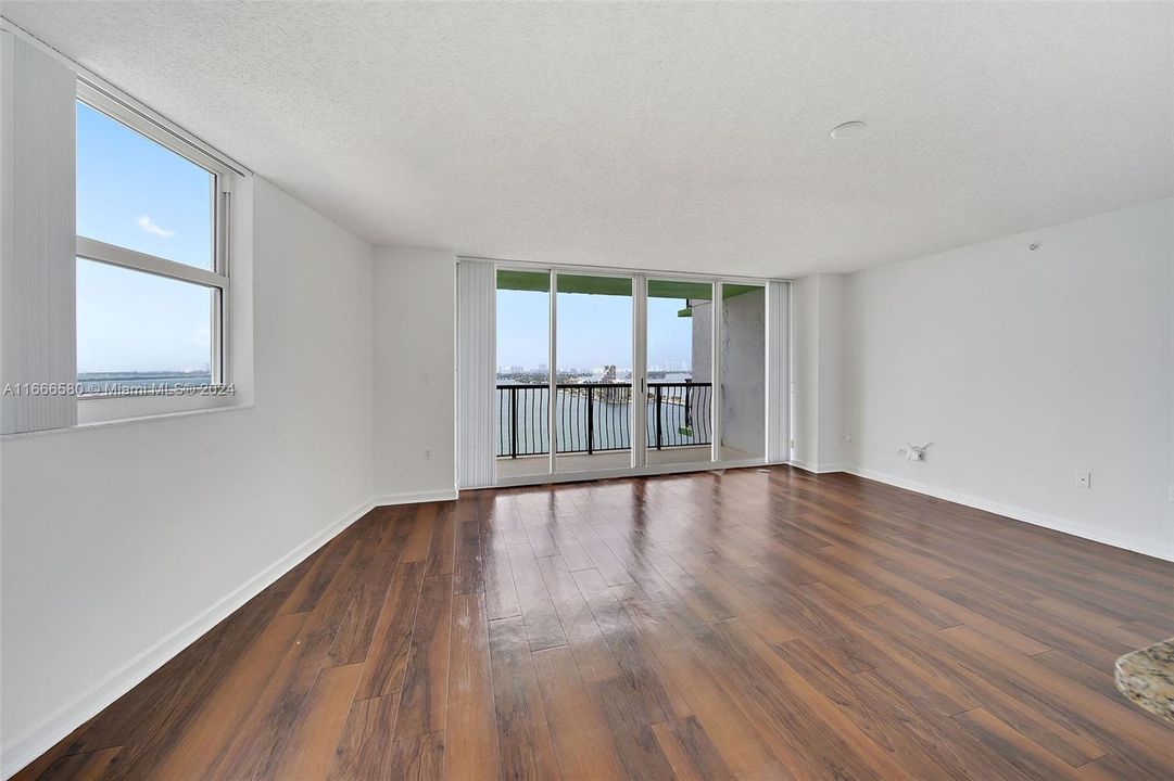 For Rent: $2,867 (1 beds, 1 baths, 827 Square Feet)