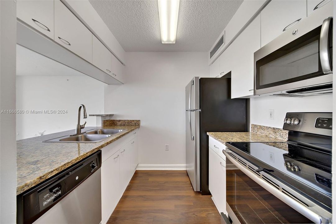 For Rent: $2,867 (1 beds, 1 baths, 827 Square Feet)