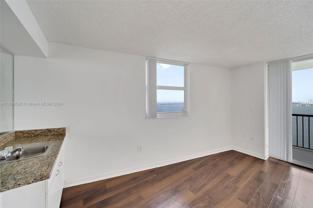 For Rent: $2,867 (1 beds, 1 baths, 827 Square Feet)