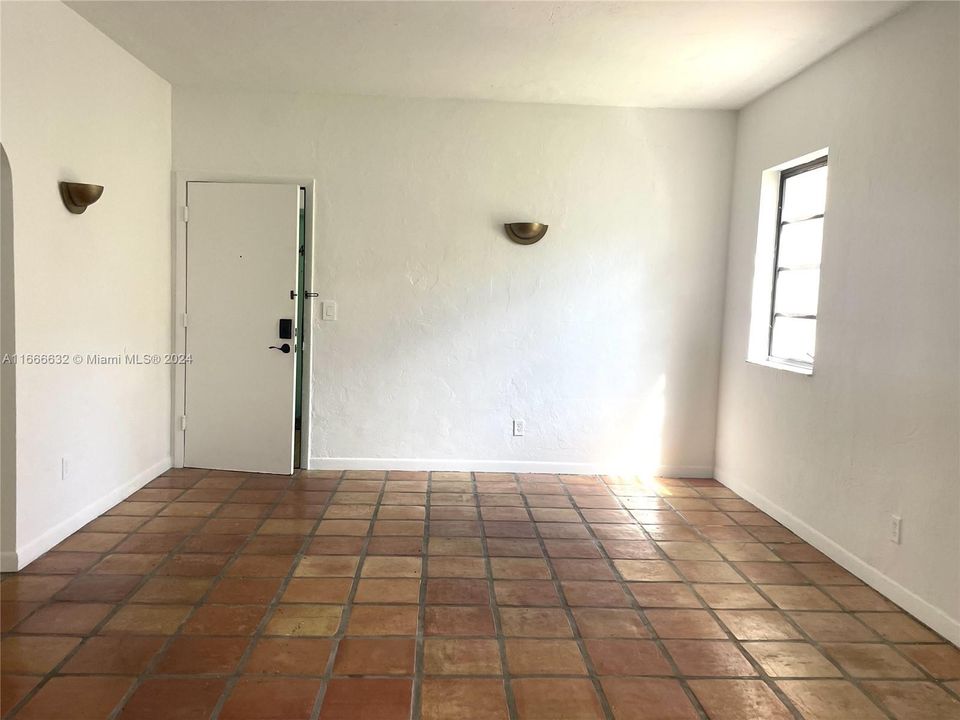 For Rent: $3,100 (2 beds, 1 baths, 5703 Square Feet)