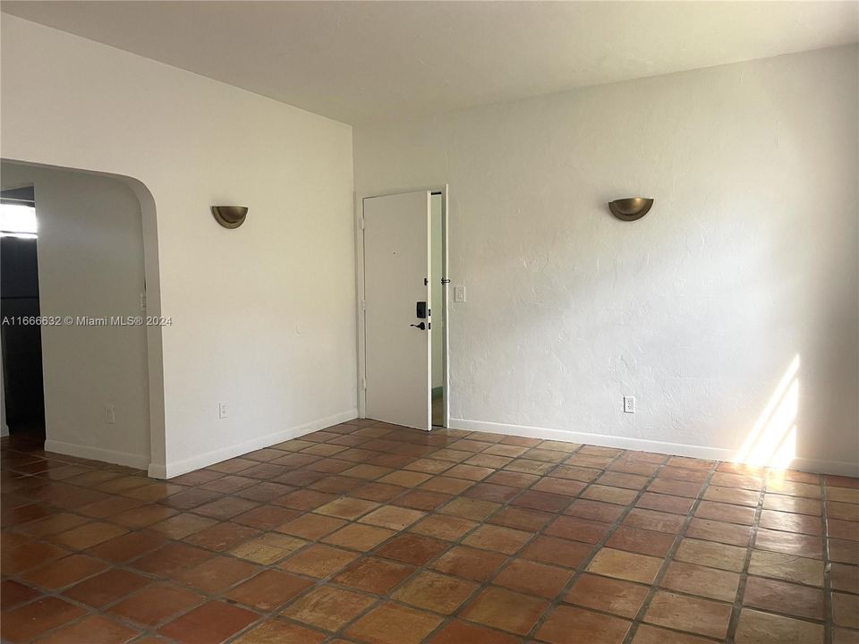 For Rent: $3,100 (2 beds, 1 baths, 5703 Square Feet)