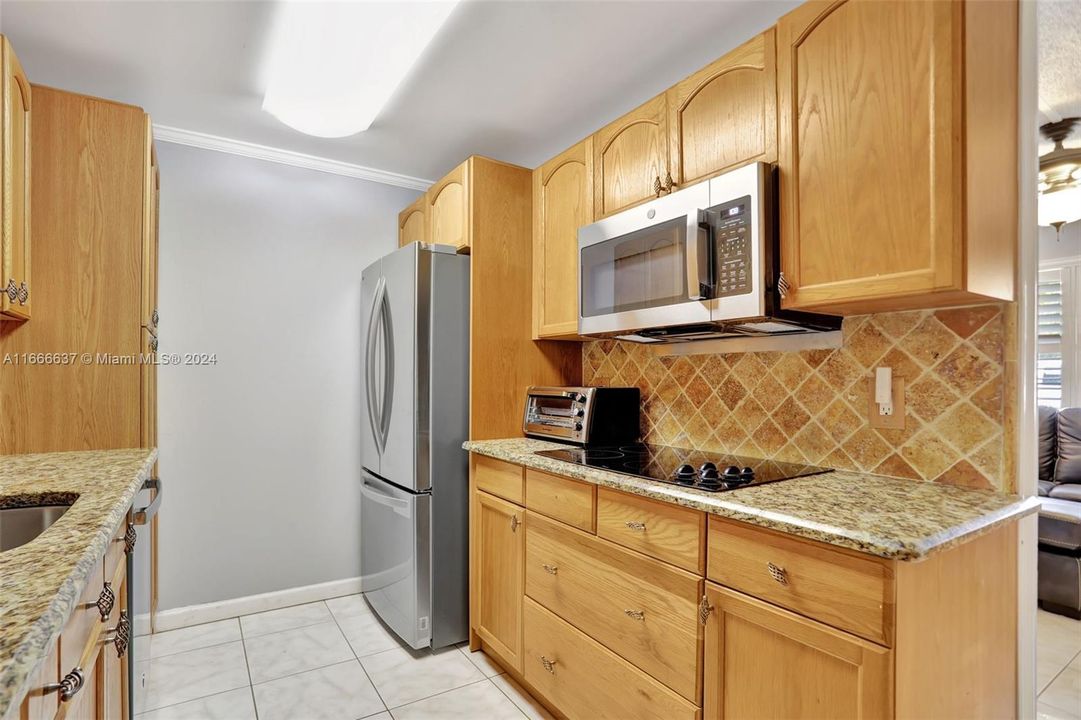 For Sale: $137,900 (1 beds, 1 baths, 798 Square Feet)