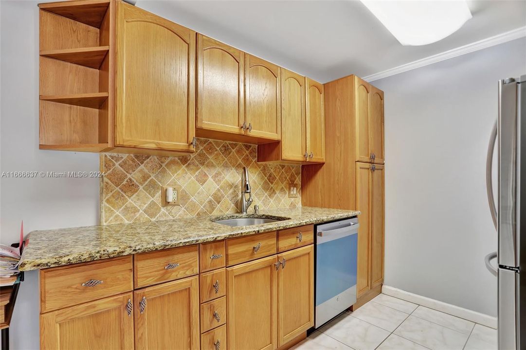 For Sale: $137,900 (1 beds, 1 baths, 798 Square Feet)