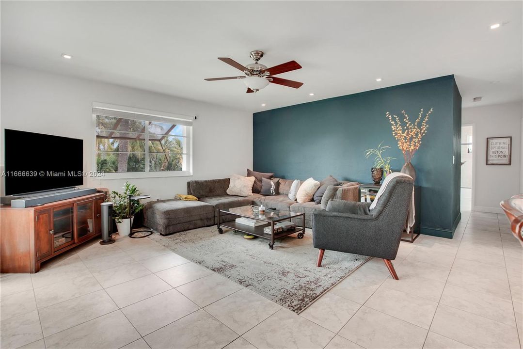 For Sale: $329,900 (2 beds, 2 baths, 1178 Square Feet)