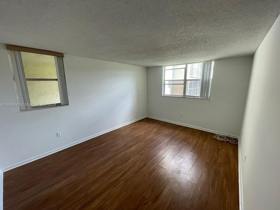 For Sale: $155,000 (1 beds, 1 baths, 830 Square Feet)