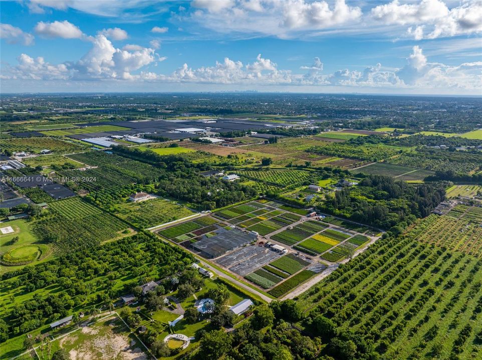 На продажу: $1,950,000 (9.47 acres)