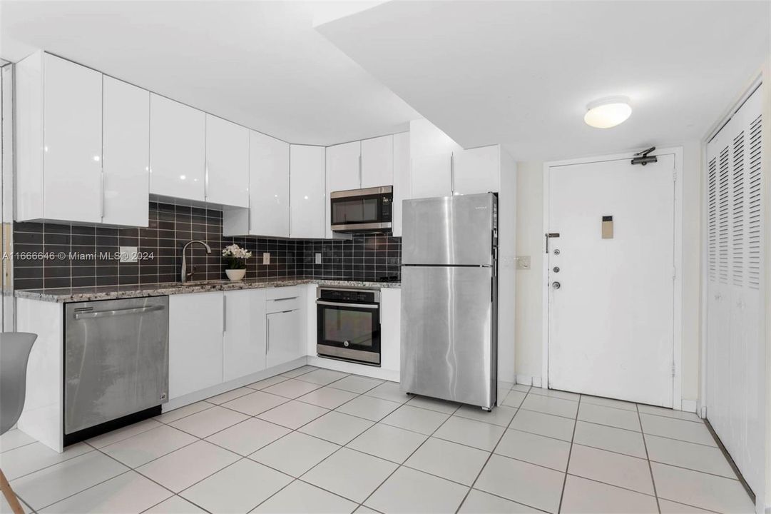 For Sale: $625,000 (1 beds, 1 baths, 656 Square Feet)