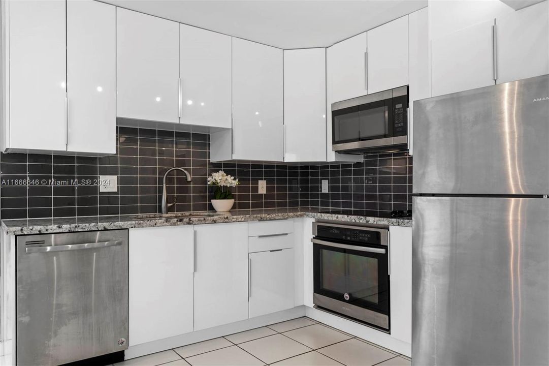 For Sale: $625,000 (1 beds, 1 baths, 656 Square Feet)