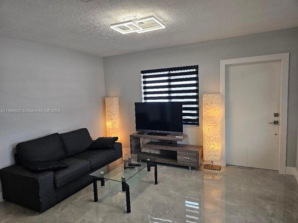 For Rent: $2,300 (2 beds, 1 baths, 754 Square Feet)