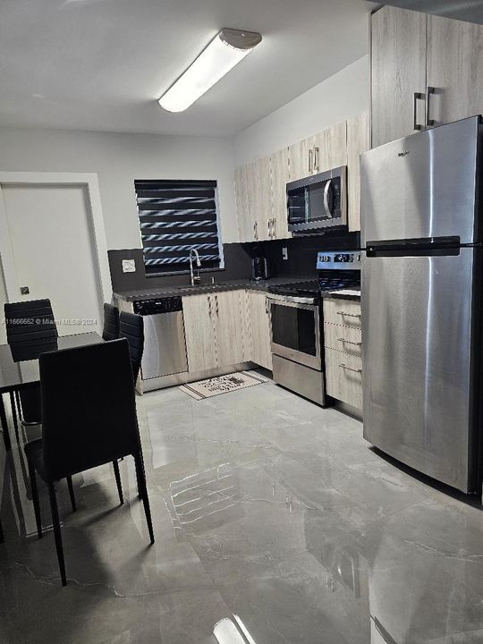 For Rent: $2,300 (2 beds, 1 baths, 754 Square Feet)