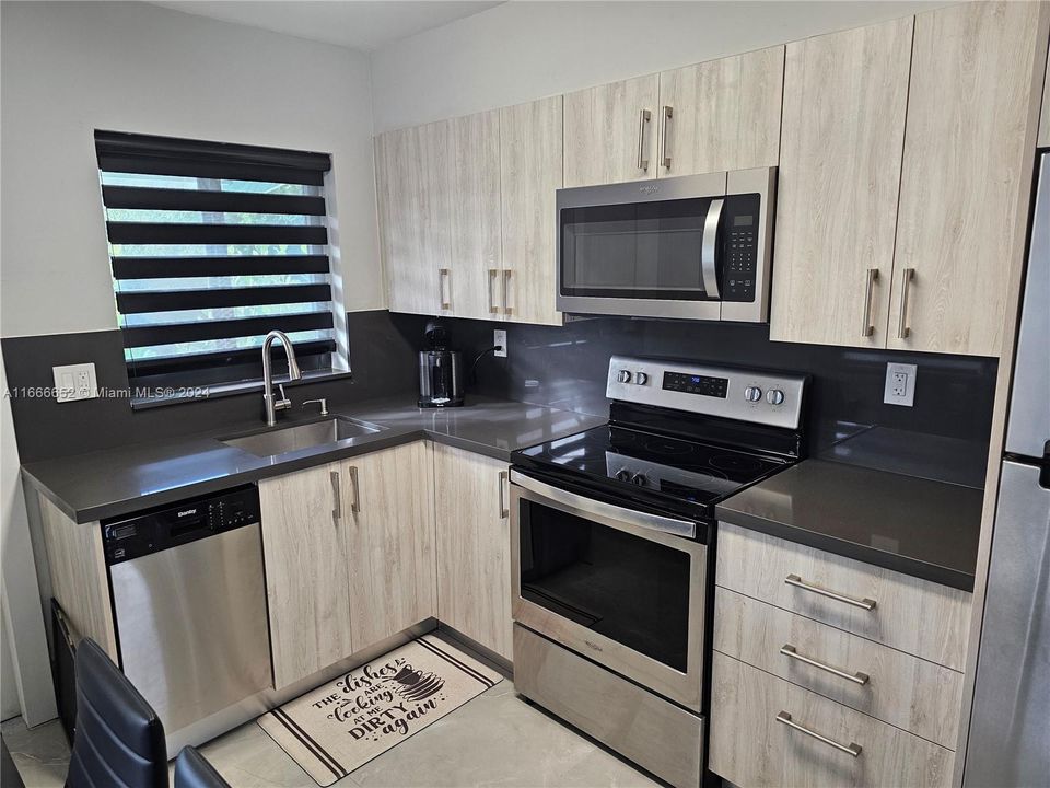 For Rent: $2,300 (2 beds, 1 baths, 754 Square Feet)