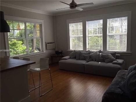 For Sale: $335,000 (1 beds, 1 baths, 700 Square Feet)