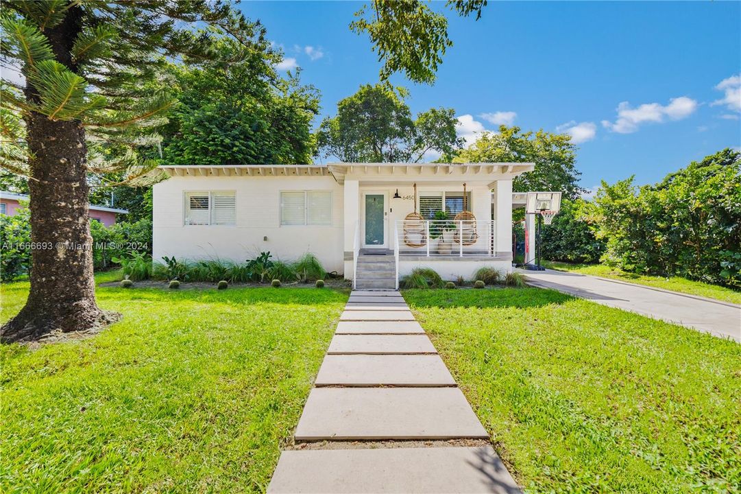 For Sale: $1,250,000 (4 beds, 2 baths, 1582 Square Feet)