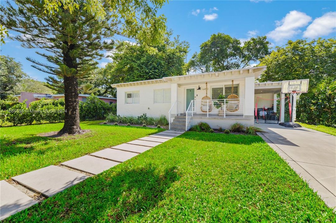 For Sale: $1,250,000 (4 beds, 2 baths, 1582 Square Feet)