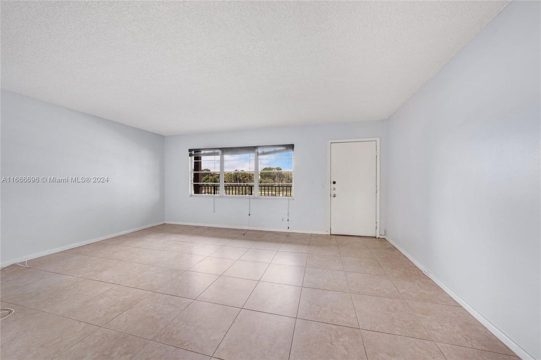 Active With Contract: $120,000 (1 beds, 1 baths, 811 Square Feet)