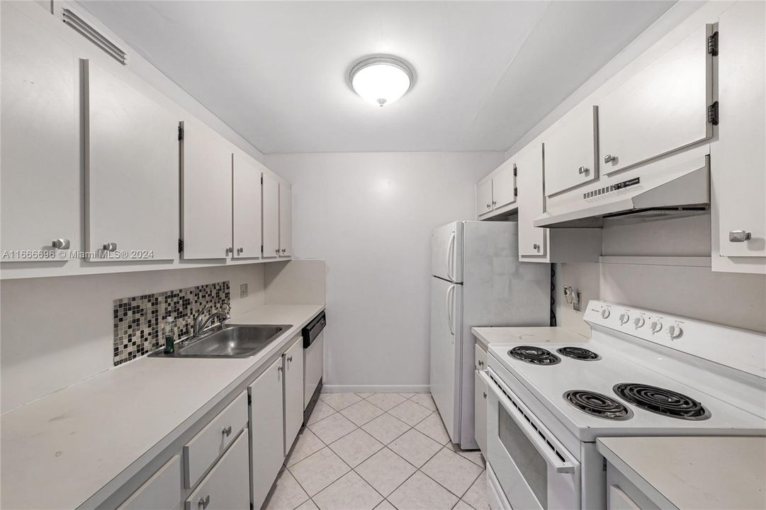 Active With Contract: $120,000 (1 beds, 1 baths, 811 Square Feet)