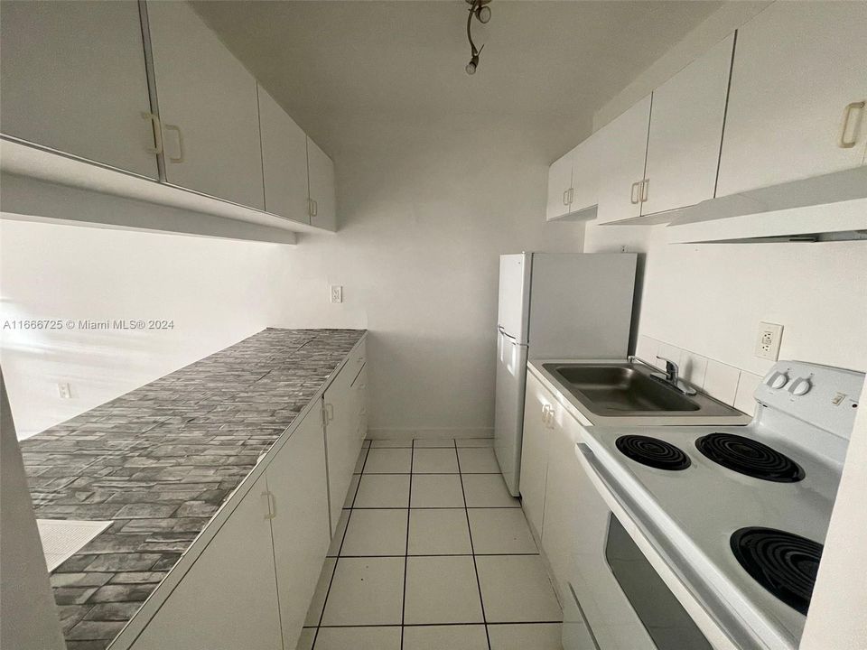 For Rent: $1,350 (0 beds, 1 baths, 440 Square Feet)