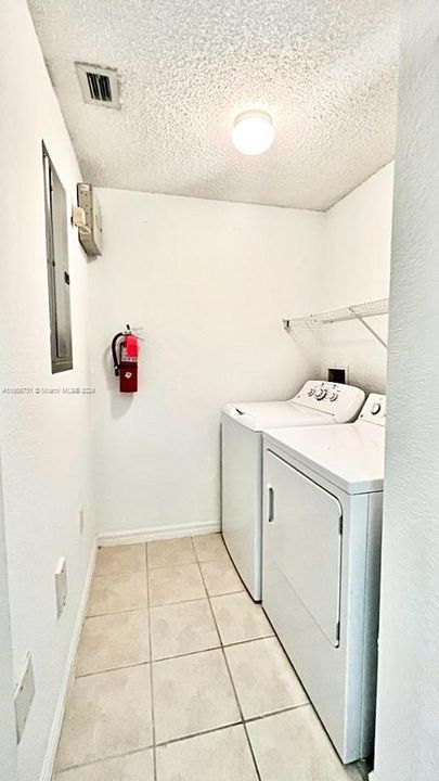 For Rent: $2,300 (2 beds, 1 baths, 987 Square Feet)