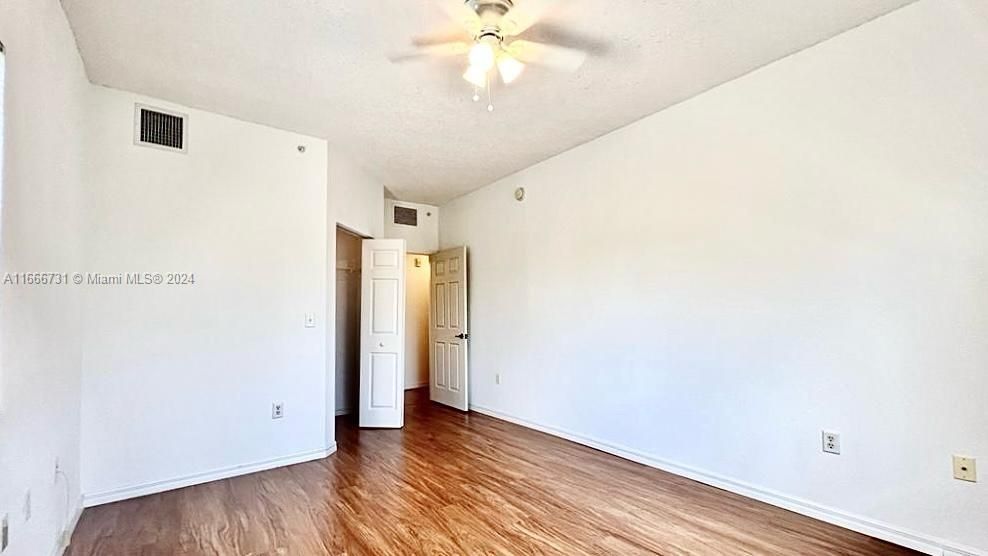 For Rent: $2,300 (2 beds, 1 baths, 987 Square Feet)