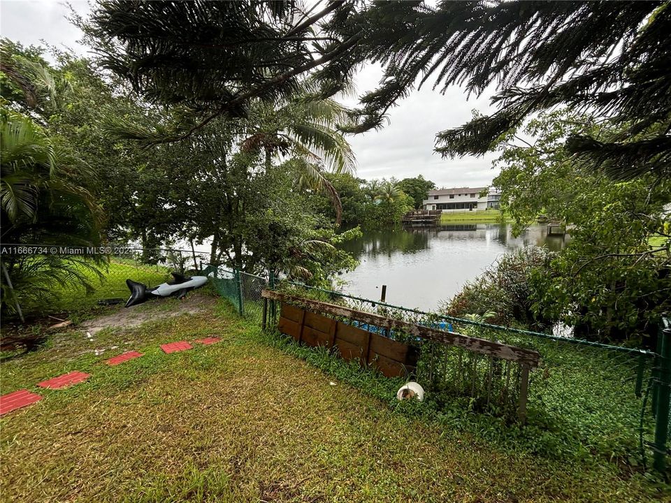 Lake Access from the Back Yard