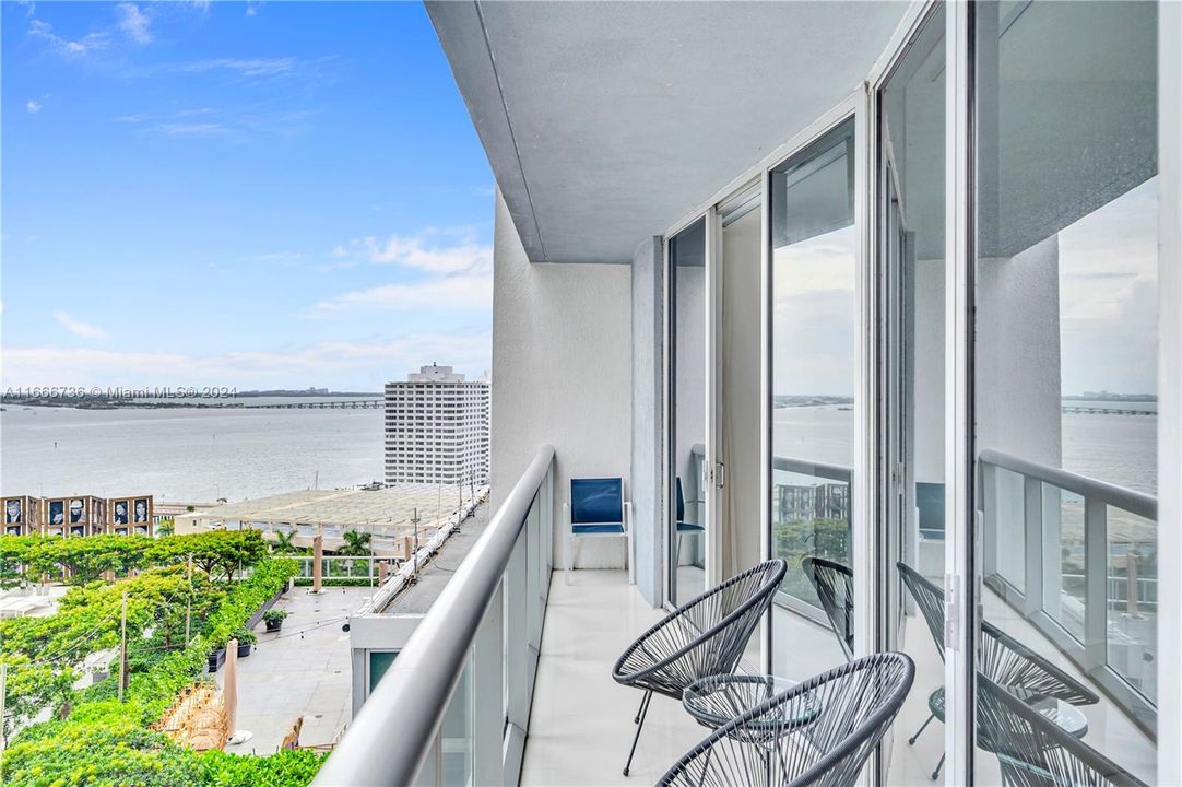 For Sale: $715,000 (1 beds, 1 baths, 876 Square Feet)