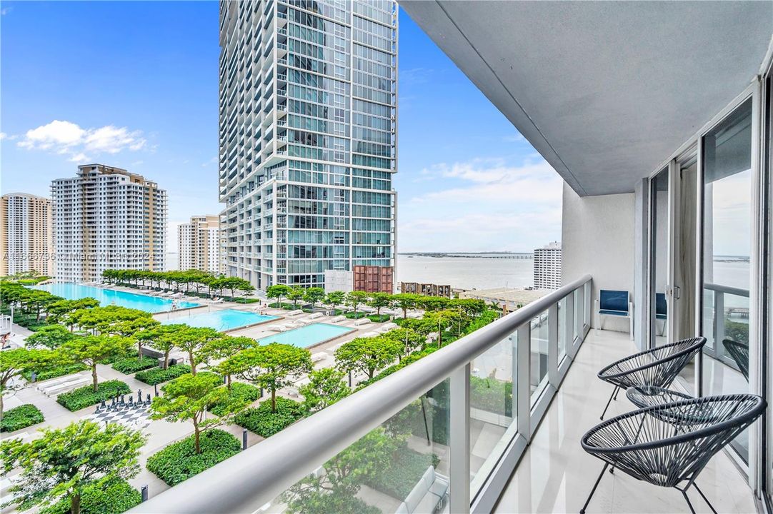 For Sale: $715,000 (1 beds, 1 baths, 876 Square Feet)