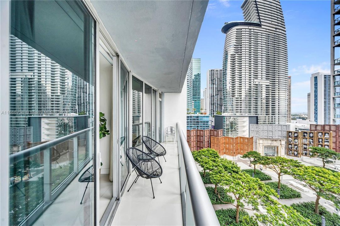 For Sale: $715,000 (1 beds, 1 baths, 876 Square Feet)